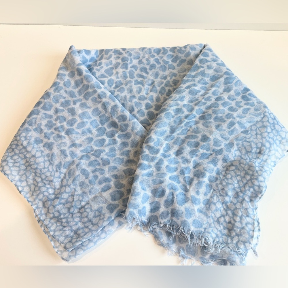 FOREVER 21 Blue and White Pebbles Scarf